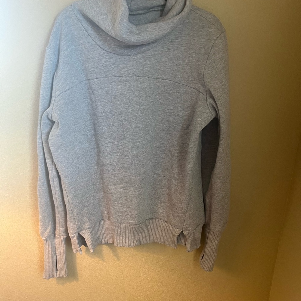 Alo yoga sweatshirt size medium